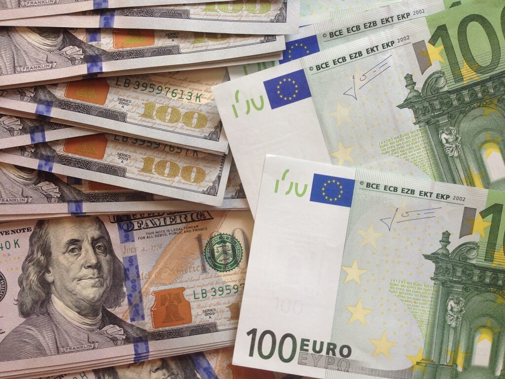 Доллары и евро фото