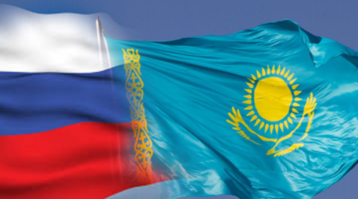 Казахстан использует россию. Флаг России и Казахстана. Флаг РК И России. Россия и Казахстан. Казахстанский и российский флаг.