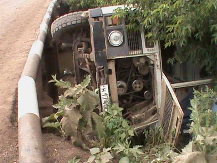ПАЗик после наезда на ограждение моста съехал в кювет