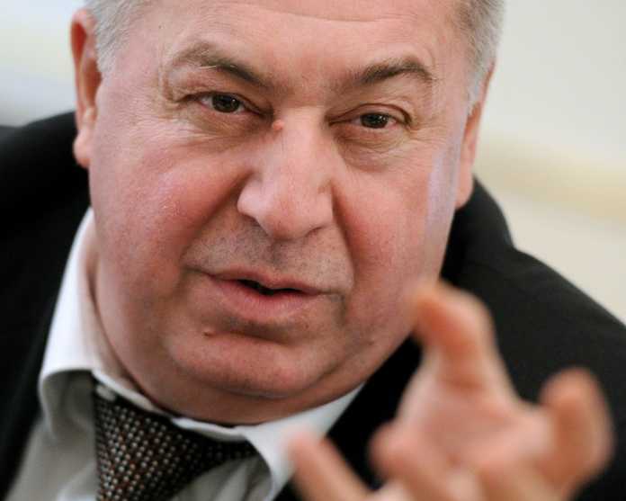 Основной акционер «РуссНефти» Михаил Гуцериев Подробнее на РБК: http://www.rbc.ru/business/15/11/2016/582b2c7e9a79477ceacfbe1f