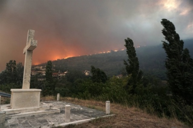 Лесные пожары бушуют сейчас в Хорватии (видео)