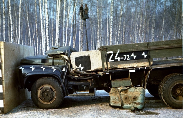 Краш-тесты грузовика ЗИЛ-130 (архивные фото)