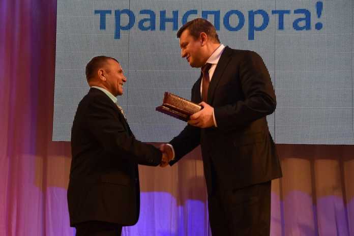 Евгений Арапов поздравил с Днём работников автомобильного транспорта