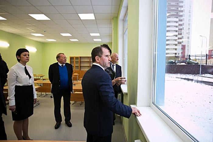 Последние новости города оренбурга. Директор школы 87 Оренбург. Берг посетил школу 3 Оренбург. Берг открывает школу №11 в городе Оренбурге.