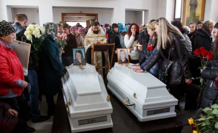 Похороны убитых девушек в Волжском фото видео