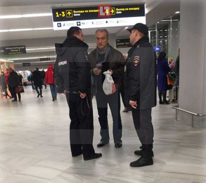 пьяный Александр Балуев в аэропорту Калининграда