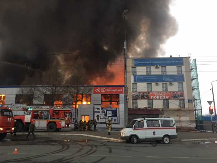 В Оренбурге загорелся крупный торговый центр «Мега мир»