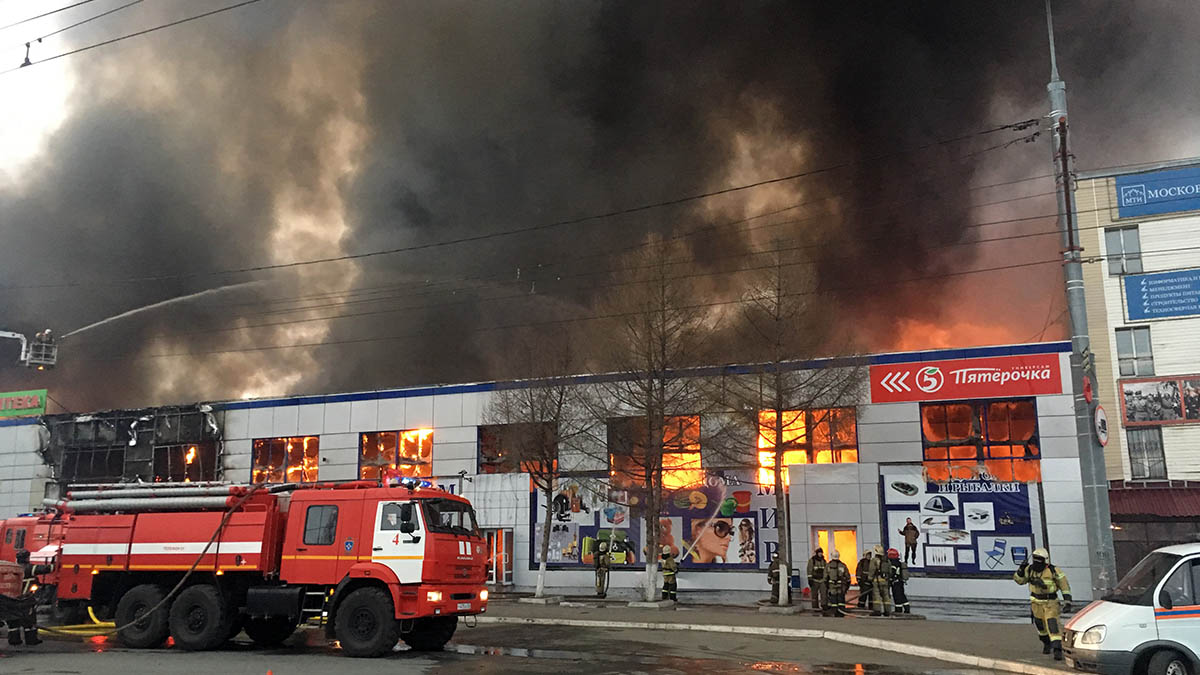 Пожар в общественном месте. Пожар ТЦ мир Оренбург. Пожар на пр Победы Оренбург. Пожар в торговом центре. Сгорел торговый комплекс.