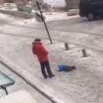 Отец пнул упавшего на заснеженной улице ребенка