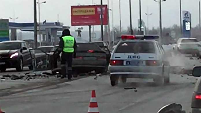 Серьезная авария на Загородном шоссе. Столкнулись Mercedes, Skoda и ВАЗ