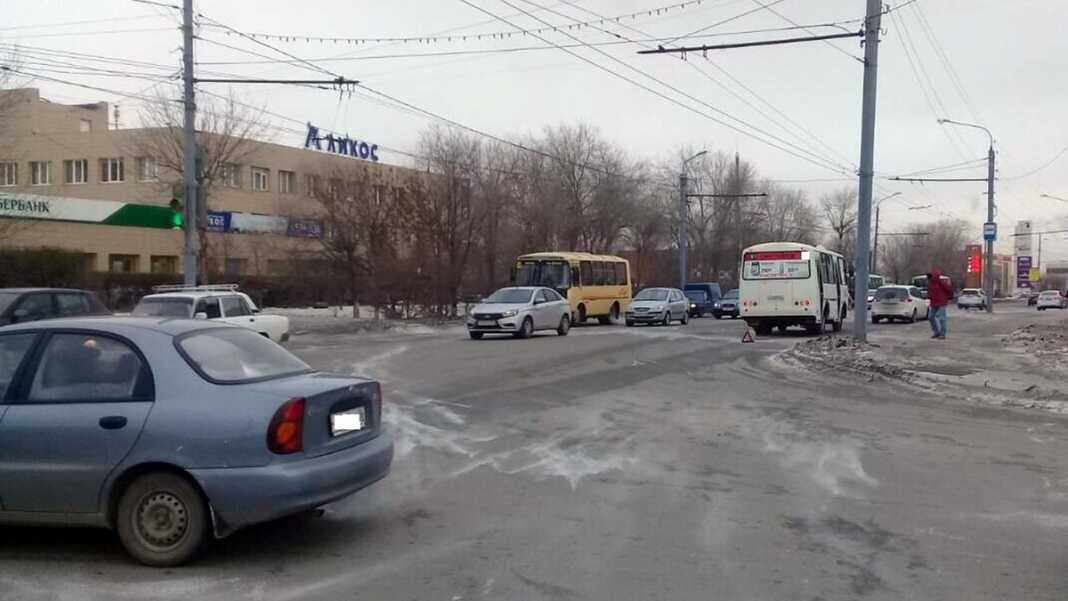 ДТП в Оренбурге. маршрутный пазик сбил молодую женщину
