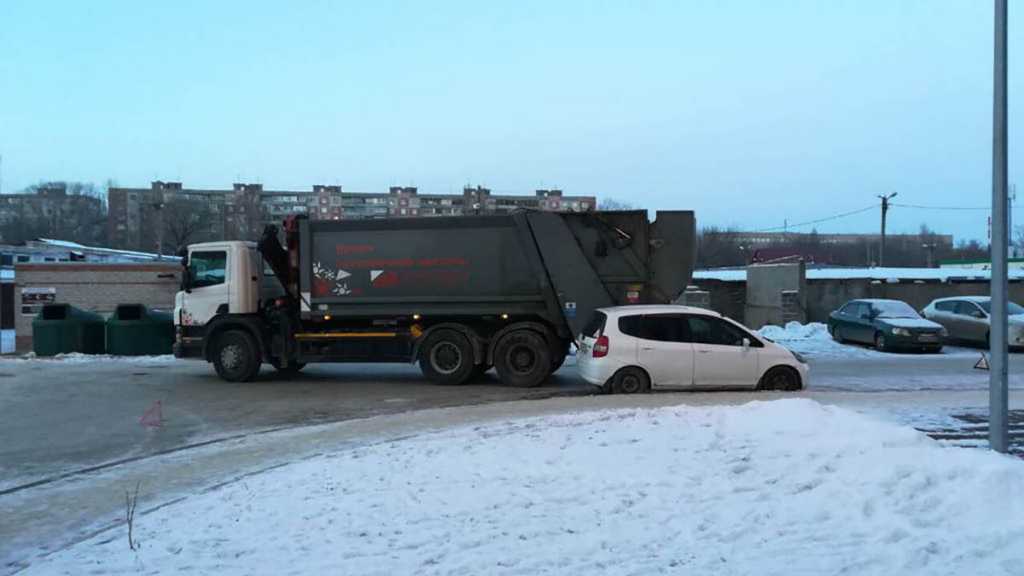 В Оренбурге мусоровоз подмял под себя "Хонду"