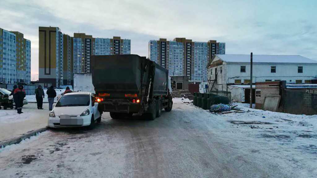 В Оренбурге мусоровоз подмял под себя "Хонду"