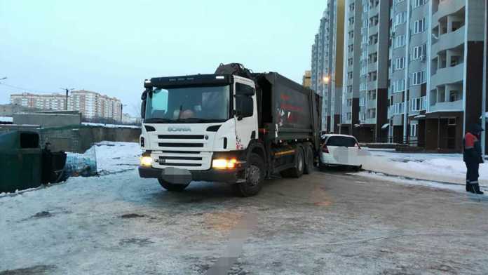 В Оренбурге мусоровоз подмял под себя "Хонду"
