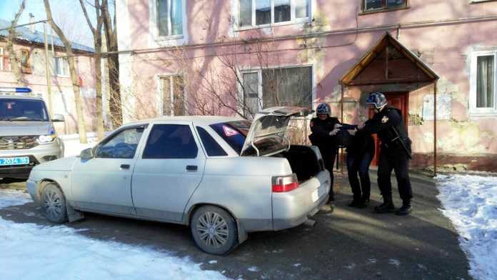 Двое оренбуржцев пытались украсть чугунные батареи из расселенного дома