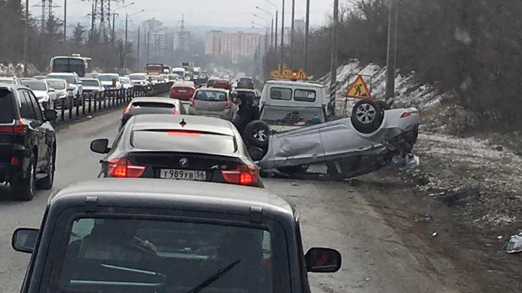 На Загородном шоссе столкнулись несколько автомобилей. Есть пострадавшие