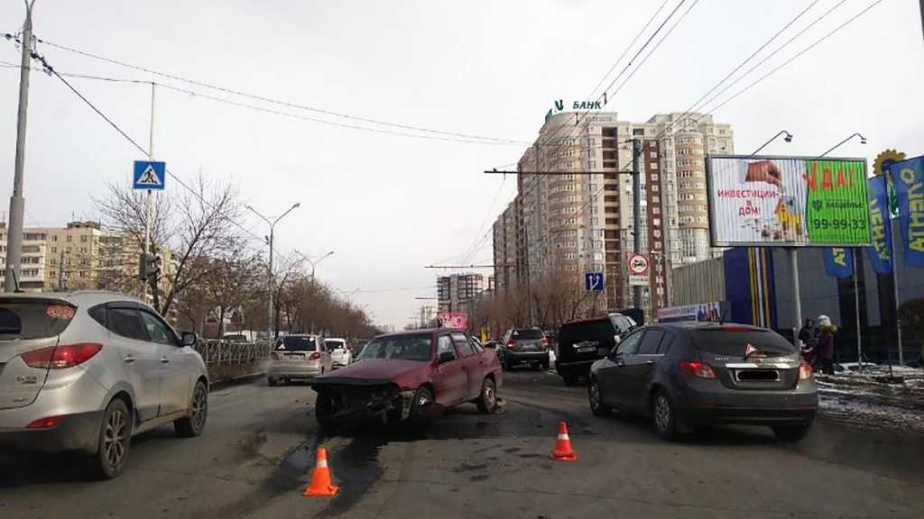 Внедорожник Cadillac Escalade стал участником ДТП на улице Чкалова