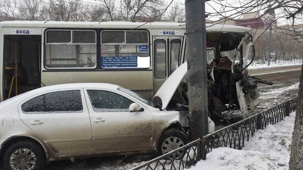 Автобус с пассажирами попал в серьезное ДТП. Есть пострадавшие