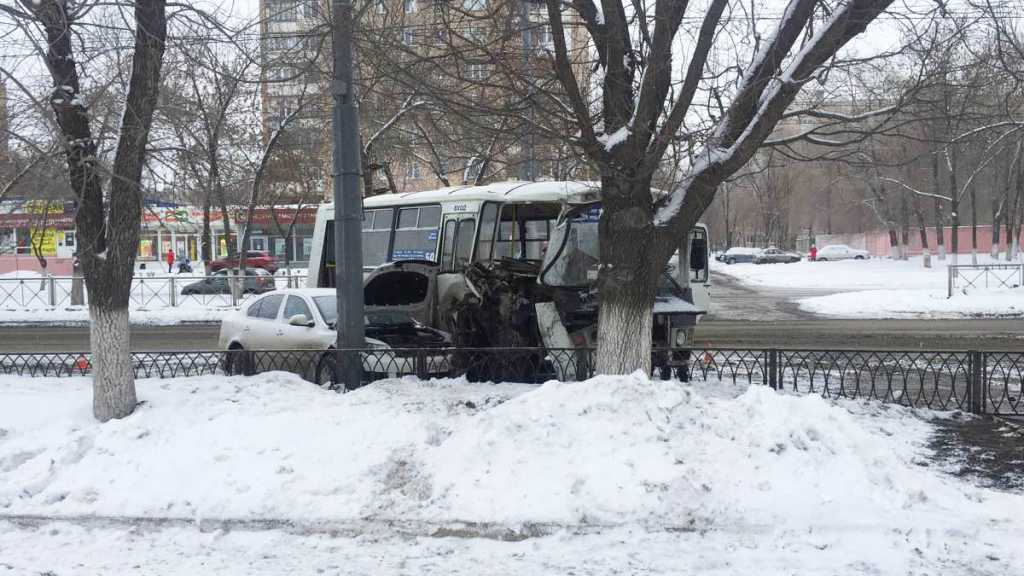 Автобус с пассажирами попал в серьезное ДТП. Есть пострадавшие