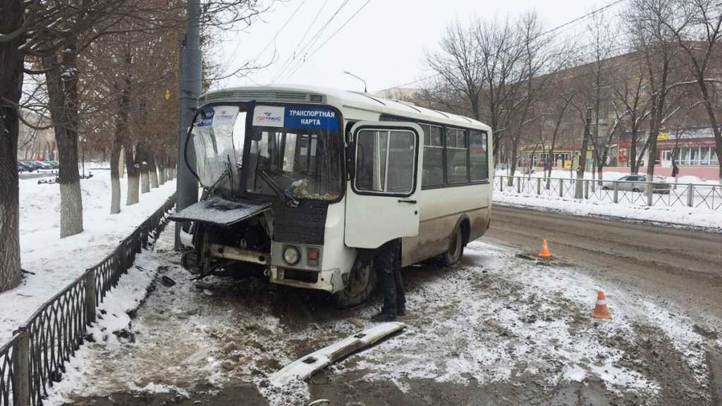 Автобус с пассажирами попал в серьезное ДТП. Есть пострадавшие