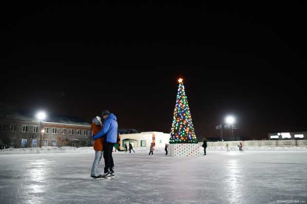 На рынке «Петровский» открыли бесплатный ледовый каток