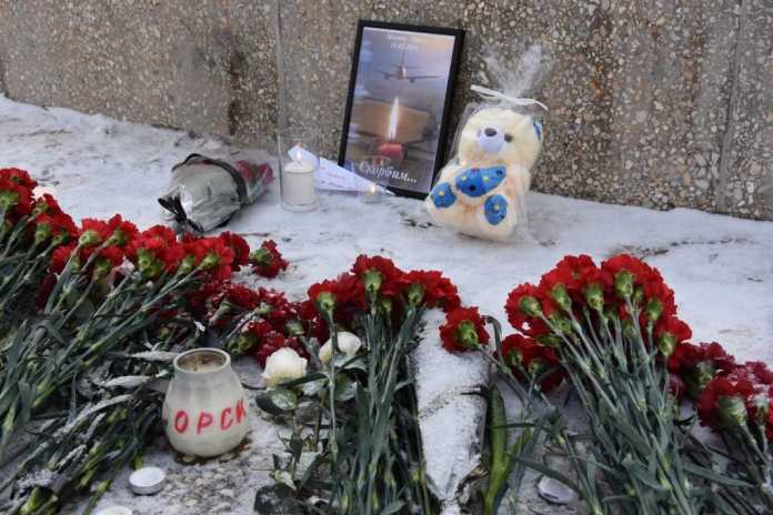 Евгений Арапов и Ольга Березнева почтили память погибших в авиакатастрофе АН-148