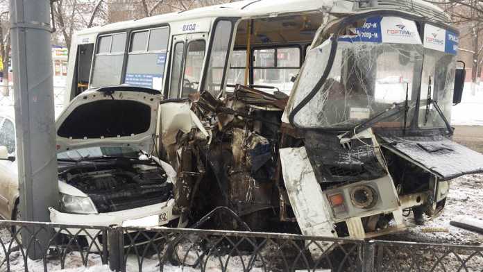 Автобус с пассажирами попал в серьезное ДТП. Есть пострадавшие Автобус с пассажирами попал в серьезное ДТП. Есть пострадавшие