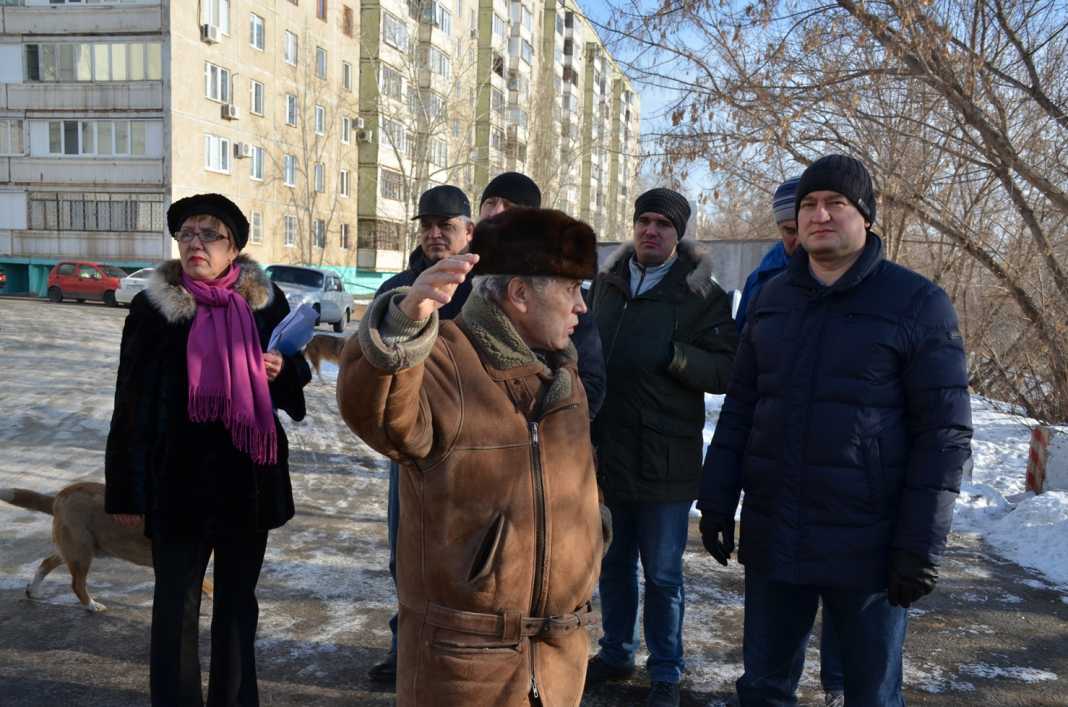 Глава города Оренбурга Евгений Арапов выезжает по проблемным адресам, чтобы на месте ознакомиться с ситуацией и помочь жителям