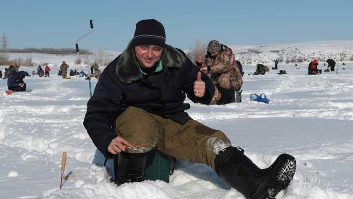 На Ирикле прошло традиционное соревнование по подледной рыбалке среди работников Уральской Стали