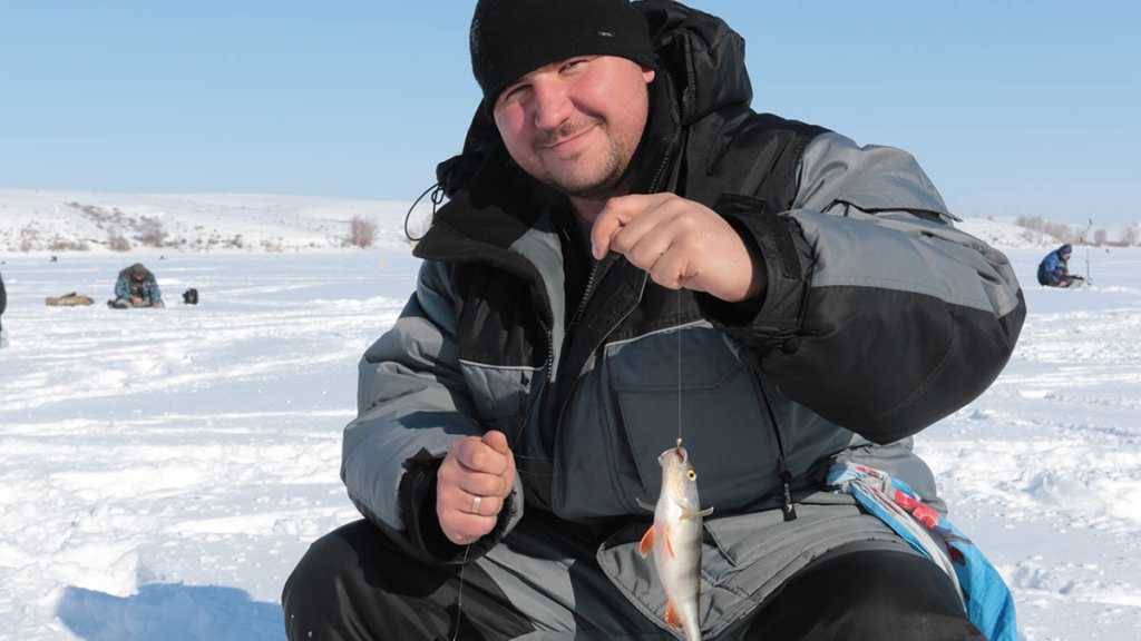 На Ирикле прошло традиционное соревнование по подледной рыбалке среди работников Уральской Стали
