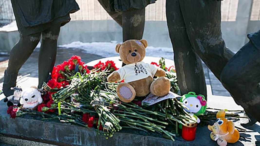 Оренбуржцы несут цветы в память о погибших в Кемерово