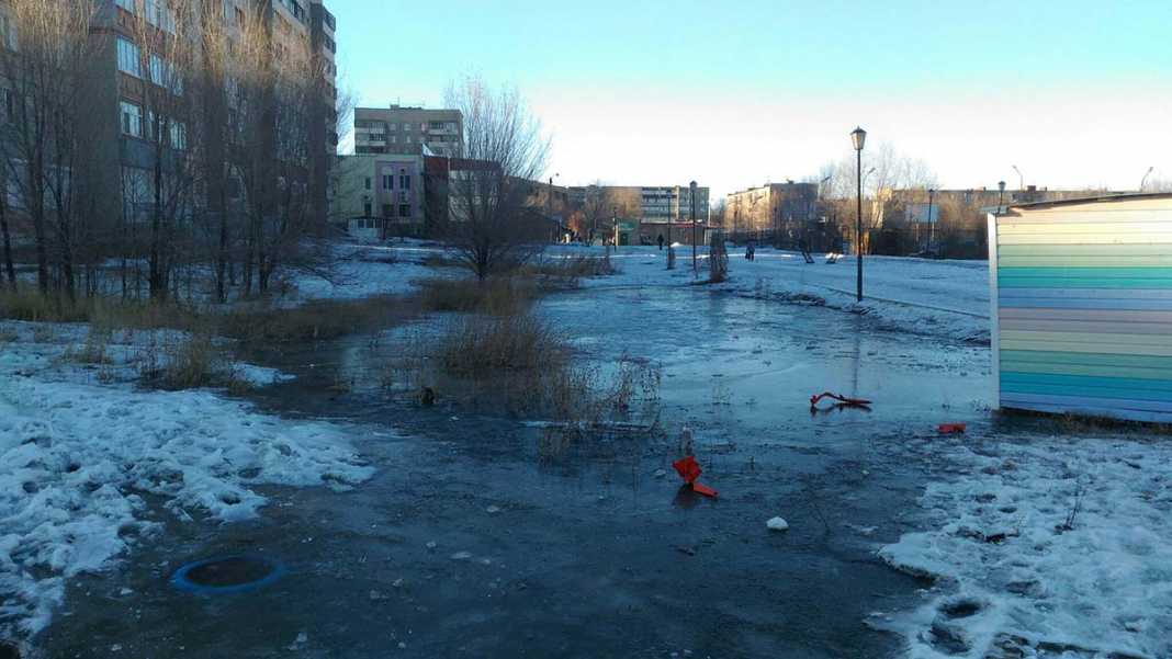 Дети попали в ледяную западню, в самом центре города