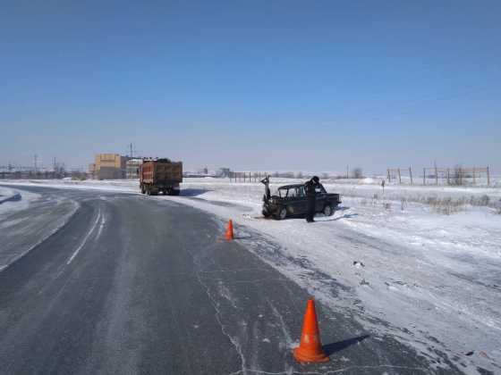 В Орске легковушка влетела под многотонный грузовик. Есть погибший