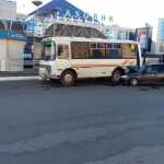 Лада Гранта врезалась в маршрутный автобус с пассажирами