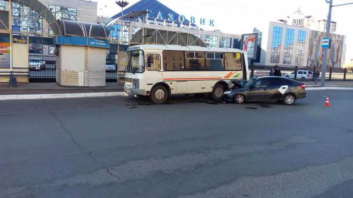 Лада Гранта врезалась в маршрутный автобус с пассажирами