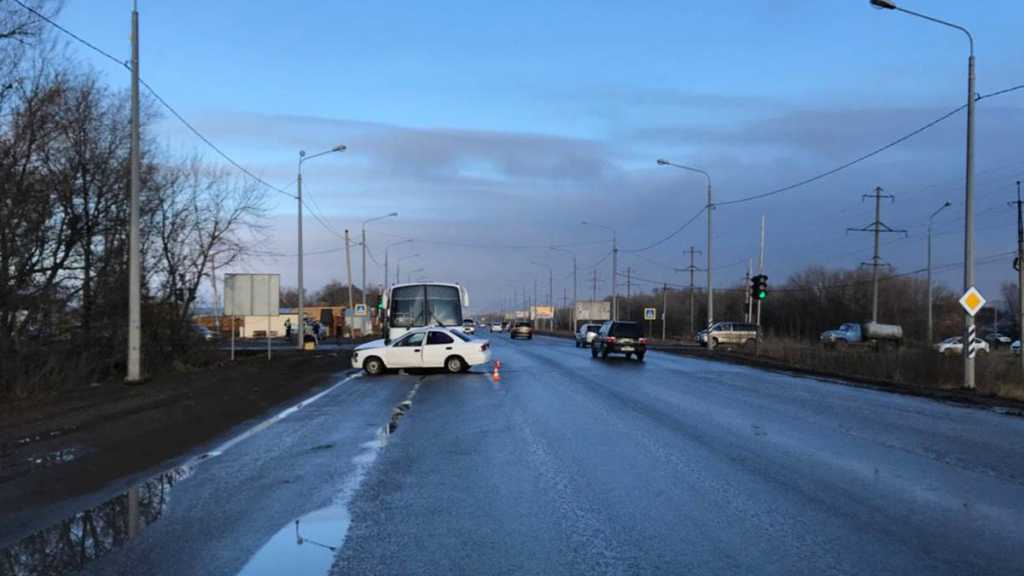 Водитель легковушки не уступил автобусу и оказался в больнице