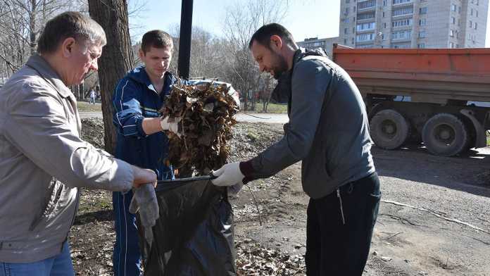 Общегородской субботник в Оренбурге посвятили 275-му Дню рождения города