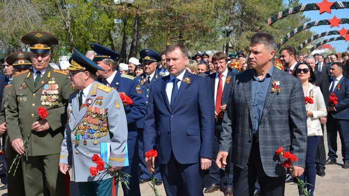 Оренбуржцы возложили цветы к Вечному огню Оренбуржцы возложили цветы к Вечному огню