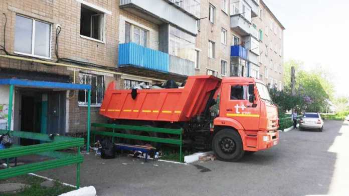 Хлам из квартиры «Плюшкиной» вывозят КамаЗами