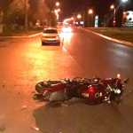 Водитель автомобиля сбил мотоцикл за рулем которого была девушка