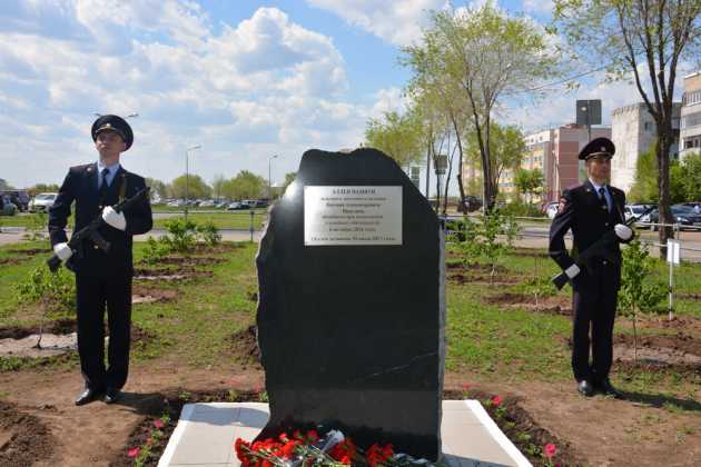 В Оренбурге заложили памятный камень в честь погибшего сотрудника Евгения Никулина