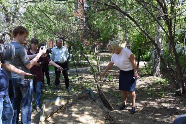 Детские площадки во дворах Оренбурга есть, а порядок и уход за ними - не всегда