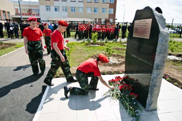 В Оренбурге заложили памятный камень в честь погибшего сотрудника Евгения Никулина