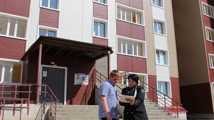 Дети-сироты получили подарок на праздник — свое жилье