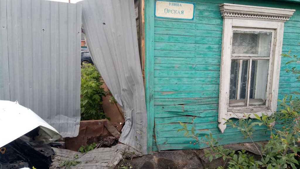 Мужчина на «Солярисе» врезался в жилой дом