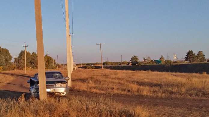 Водитель протаранил столб: пассажиры - женщина и ребенок госпитализированы