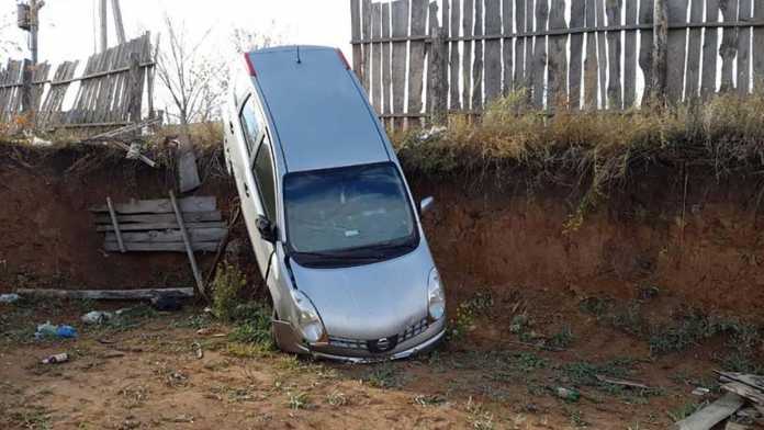 Автоледи на Nissan упала в котлован