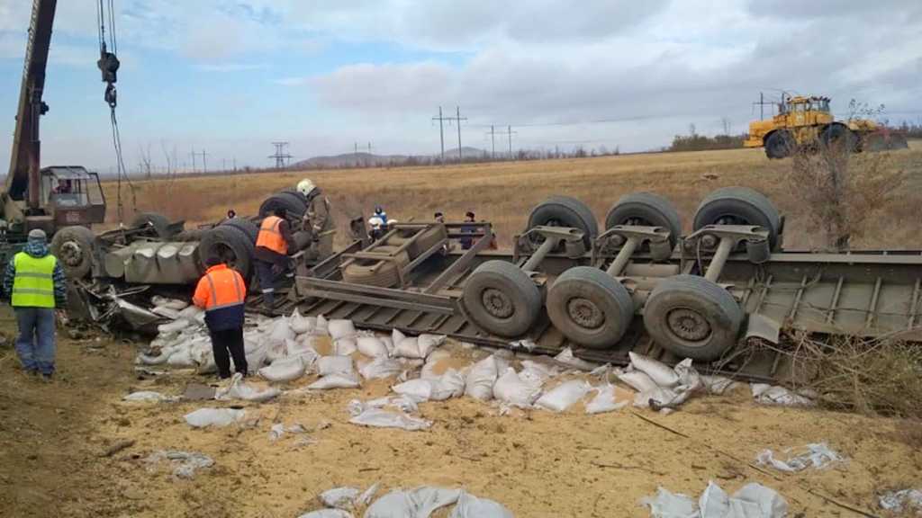 Перевернувшийся грузовик насмерть придавил водителя на трассе Оренбург - Орск