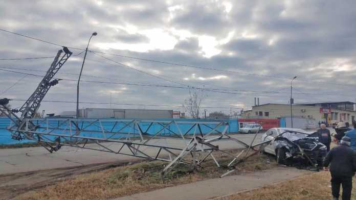 В Оренбурге автомобиль снес опору ЛЭП В Оренбурге автомобиль снес опору ЛЭП