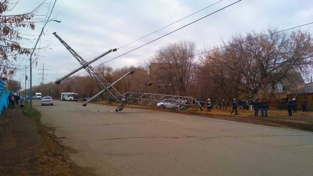 В Оренбурге автомобиль снес опору ЛЭП